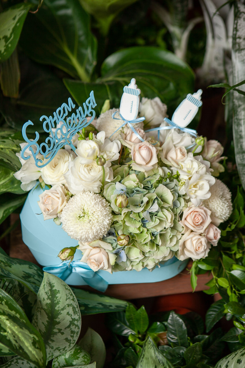 Цветы в коробке «С Днем рождения!» - купить с бесплатной доставкой в Москве