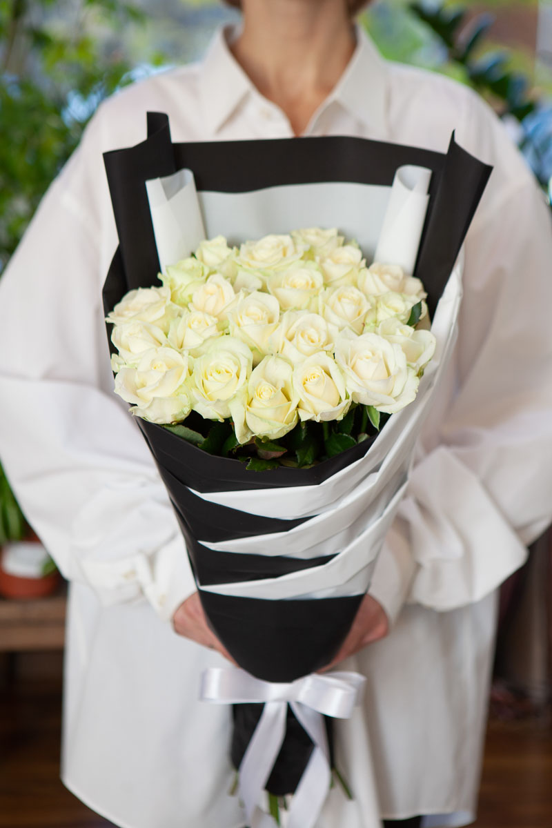 Односторонний Букет из 21 Белой Розы в Черной упаковке - купить в Саратове,доставка Саратов Энгельс - A0176
